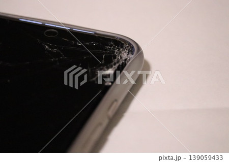 ヒビが入ったスマホ 139059433