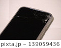 落下したスマホ 139059436
