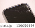 割れたスマホ 139059456