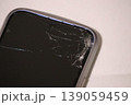 割れたスマホ 139059459
