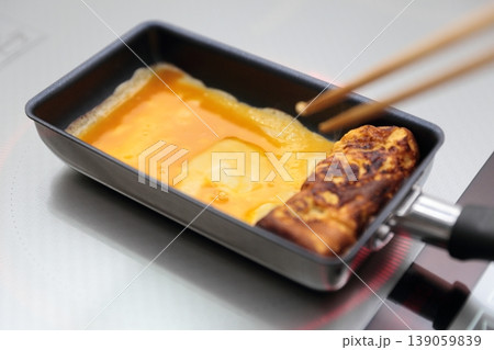 卵焼きを調理して焦がす 卵焼きを調理して焦がす 139059839