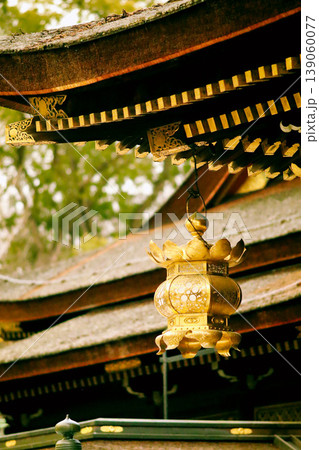 神社の吊灯籠と社殿の屋根 detail shrine photo 神社の吊灯籠と社殿の屋根 detail shrine photo 139060077