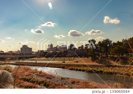 鴨川デルタの川辺と青空、京都の風景 riverside 鴨川デルタの川辺と青空、京都の風景 riverside 139060084