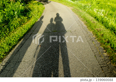 遊歩道に映る二人の影と緑の風景 shadow photo 139060088