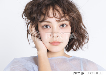 ビューティーイメージ 若い女性のポートレート 139060116