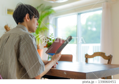 窓辺で本を読む男性の横顔 窓辺で本を読む男性の横顔 139060451