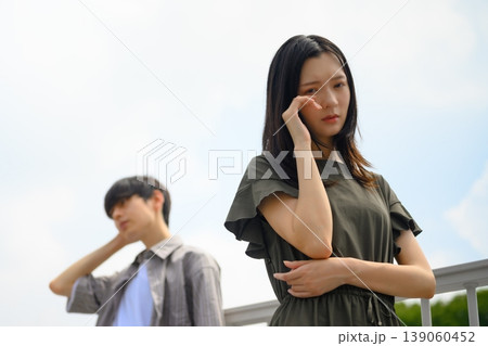 悲しそうな表情の女性と男性 139060452
