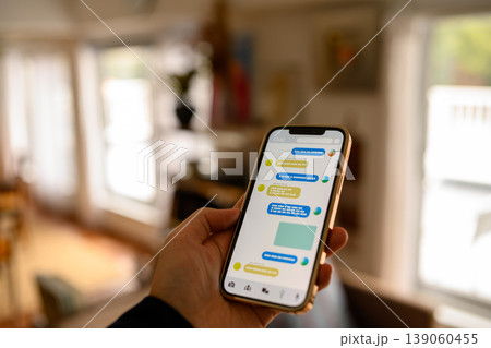 明るい部屋でスマホのチャットを見る 明るい部屋でスマホのチャットを見る 139060455