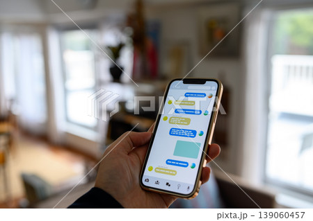 スマートフォンでチャット画面を見る スマートフォンでチャット画面を見る 139060457