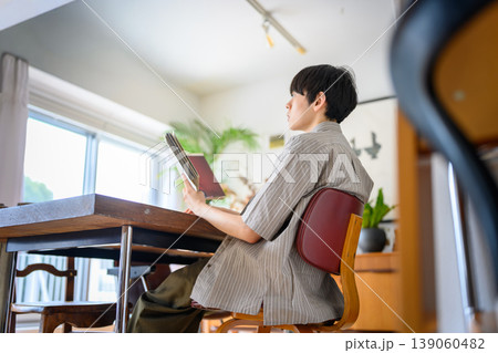 窓際で本を読む男性の横顔 139060482
