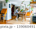 ダイニングで花を眺める若い男性 139060491