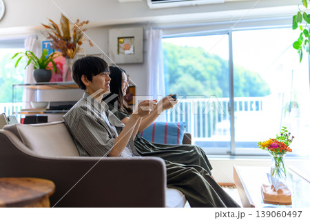 ゲームを楽しむ若いカップル 139060497