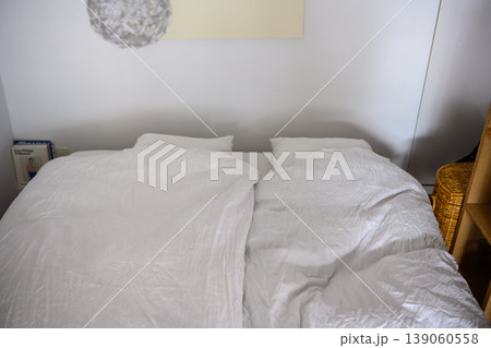 整えられた白い寝具のベッド 139060558