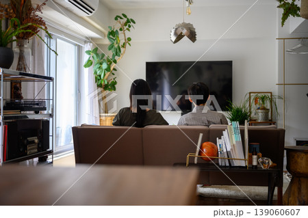 ソファでテレビを見る若いカップル 139060607