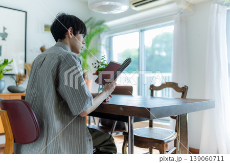窓際で本を読む男性の後ろ姿 139060711
