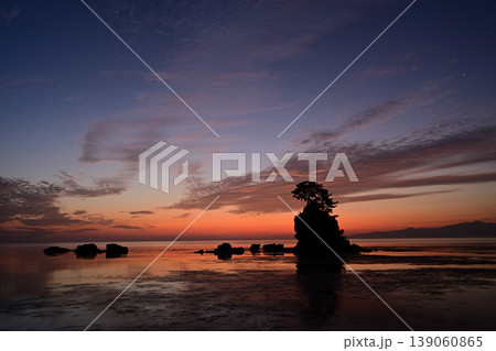富山県高岡市　雨晴海岸 139060865