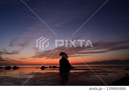 富山県高岡市　女岩 139060866