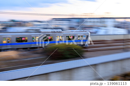 経堂駅から見る通過する電車の風景 139061113