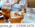 おいしいハーフピザランチと男性の手 139061876