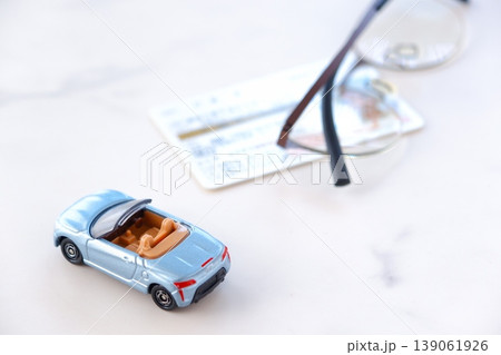 自動車と運転免許証のイメージ 自動車と運転免許証のイメージ 139061926