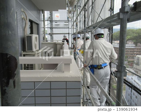 マンション大規模修繕足場工事、居住者から見た大規模修繕足場工事、安全第一、強風時は危険 139061934