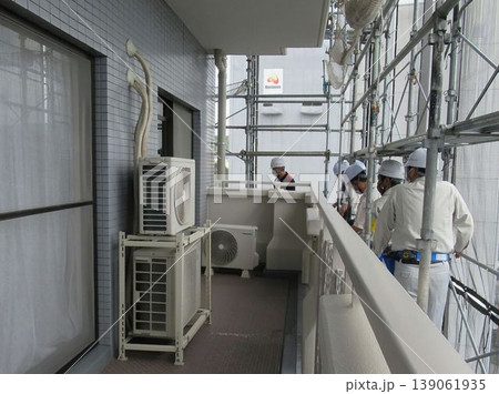 マンション大規模修繕足場工事、居住者から見た大規模修繕足場工事、安全第一、強風時は危険 マンション大規模修繕足場工事、居住者から見た大規模修繕足場工事、安全第一、強風時は危険 139061935