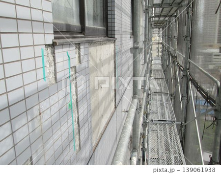 マンション大規模修繕足場工事、居住者から見た大規模修繕足場工事、安全第一、強風時は危険 139061938