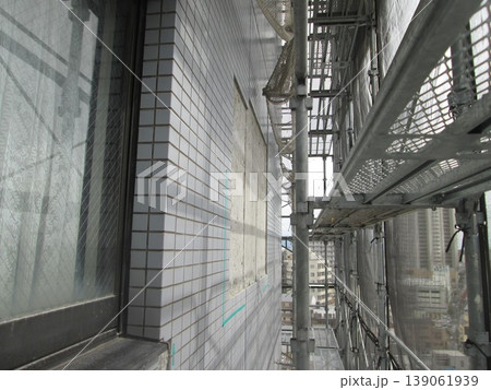 マンション大規模修繕足場工事、居住者から見た大規模修繕足場工事、安全第一、強風時は危険 139061939