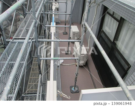 マンション大規模修繕足場工事、居住者から見た大規模修繕足場工事、安全第一、強風時は危険 139061948