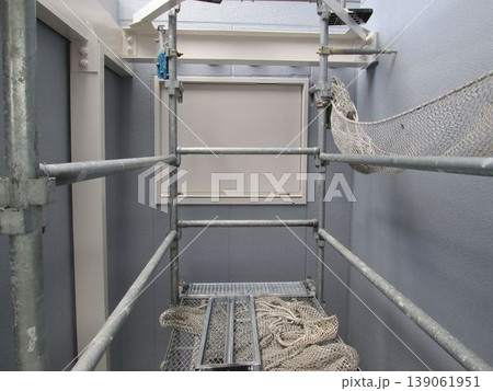 マンション大規模修繕足場工事、居住者から見た大規模修繕足場工事、安全第一、強風時は危険 139061951