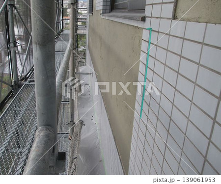 マンション大規模修繕足場工事、居住者から見た大規模修繕足場工事、安全第一、強風時は危険 マンション大規模修繕足場工事、居住者から見た大規模修繕足場工事、安全第一、強風時は危険 139061953