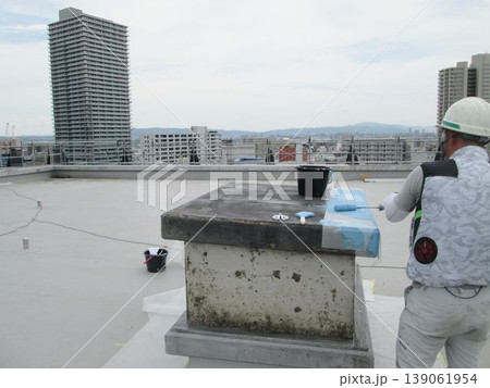 マンション大規模修繕足場工事、居住者から見た大規模修繕足場工事、安全第一、強風時は危険 マンション大規模修繕足場工事、居住者から見た大規模修繕足場工事、安全第一、強風時は危険 139061954