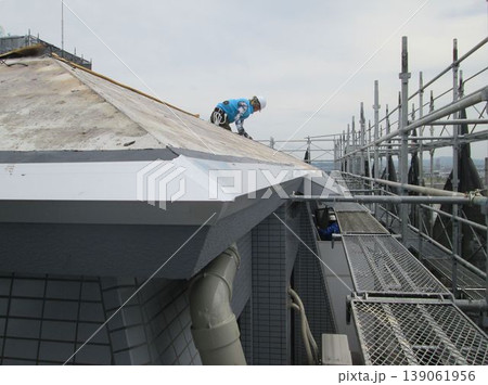マンション大規模修繕足場工事、居住者から見た大規模修繕足場工事、安全第一、強風時は危険 139061956