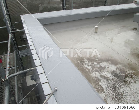 マンション大規模修繕足場工事、居住者から見た大規模修繕足場工事、安全第一、強風時は危険 139061960