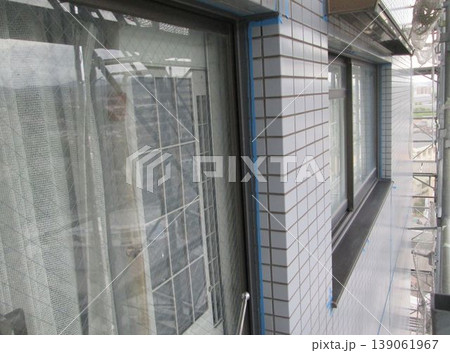 マンション大規模修繕足場工事、居住者から見た大規模修繕足場工事、安全第一、強風時は危険 マンション大規模修繕足場工事、居住者から見た大規模修繕足場工事、安全第一、強風時は危険 139061967