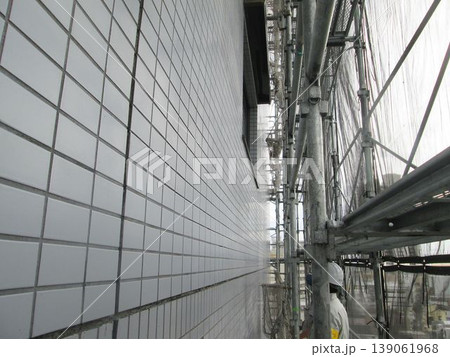 マンション大規模修繕足場工事、居住者から見た大規模修繕足場工事、安全第一、強風時は危険 マンション大規模修繕足場工事、居住者から見た大規模修繕足場工事、安全第一、強風時は危険 139061968