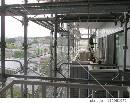 マンション大規模修繕足場工事、居住者から見た大規模修繕足場工事、安全第一、強風時は危険 139061971