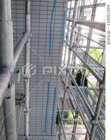 マンション大規模修繕足場工事、居住者から見た大規模修繕足場工事、安全第一、強風時は危険 139061984