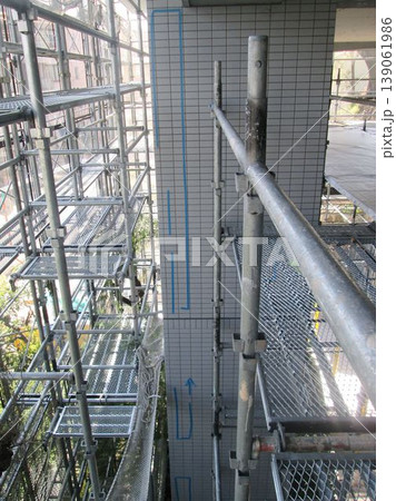 マンション大規模修繕足場工事、居住者から見た大規模修繕足場工事、安全第一、強風時は危険 マンション大規模修繕足場工事、居住者から見た大規模修繕足場工事、安全第一、強風時は危険 139061986