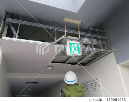 マンション大規模修繕足場工事、居住者から見た大規模修繕足場工事、安全第一、強風時は危険 139061988