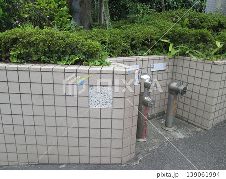 マンション大規模修繕足場工事、居住者から見た大規模修繕足場工事、安全第一、強風時は危険 139061994