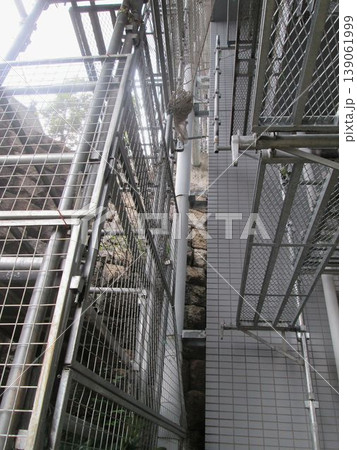 マンション大規模修繕足場工事、居住者から見た大規模修繕足場工事、安全第一、強風時は危険 139061999