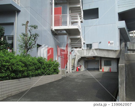 マンション大規模修繕足場工事、居住者から見た大規模修繕足場工事、安全第一、強風時は危険 139062007