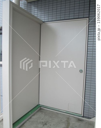 マンション大規模修繕足場工事、居住者から見た大規模修繕足場工事、安全第一、強風時は危険 139062017