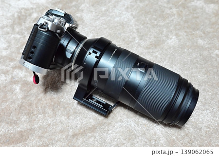 超望遠レンズを装着したミラーレス一眼カメラ 139062065