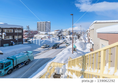 雪国の生活:長かった寒波もようやく終わり、雪がやみ青空が出現。雪道は渋滞発生中。歩道橋から見た風景。 雪国の生活:長かった寒波もようやく終わり、雪がやみ青空が出現。雪道は渋滞発生中。歩道橋から見た風景。 139062292