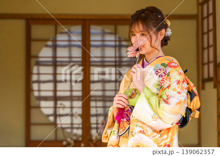 和室で振袖を着る若い日本人女性（二十歳の集い,成人式,卒業式,結婚式） 139062357