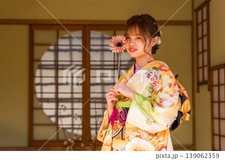 和室で振袖を着る若い日本人女性（二十歳の集い,成人式,卒業式,結婚式） 139062359