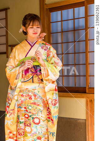 和室で振袖を着る若い日本人女性（二十歳の集い,成人式,卒業式,結婚式） 139062361