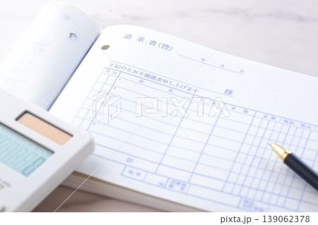 取引先に宛てた請求書を作成する 取引先に宛てた請求書を作成する 139062378